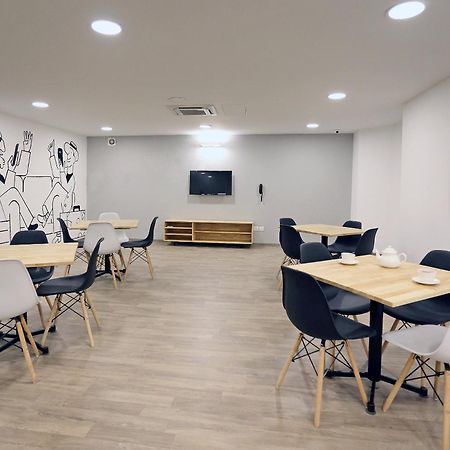 Oyo Townhouse 17 Huda City Center Near Leisure Valley Park Gurgáon Kültér fotó