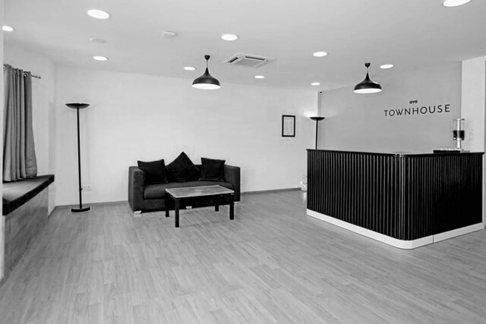 Oyo Townhouse 17 Huda City Center Near Leisure Valley Park Gurgáon Kültér fotó